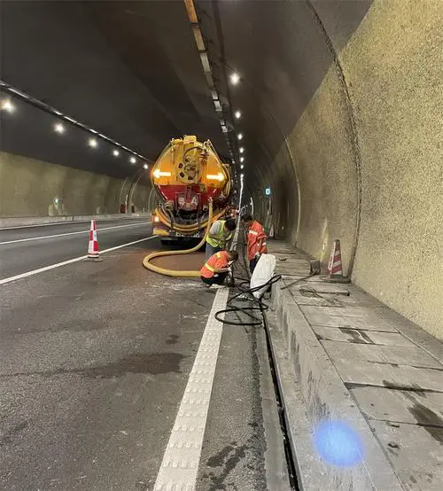 城步隧道排水渠清淤